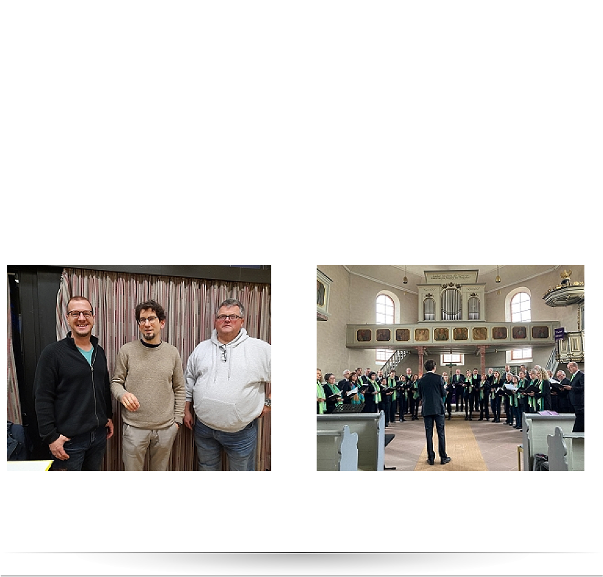 02.04.2023 > Ergreifendes Ehrensingen und erster Auftritt mit neuem Chorleiter  Der gemischte Chor der Chorgemeinschaft Kaichen hat im Gottesdienst am 2. April in der Kaicher Kirche zum Gedenken an die verstorbenen Mitglieder des Gesangvereins Eintracht Kaichen gesungen. Aufgrund der Pandemie war dieses Ehrensingen an Palmsonntag in den vergangenen drei Jahren nicht möglich.   "Wir danken der Kirchengemeinde Kaichen, dass wir dieses Gedenken heute wiederaufnehmen können", sagte der Chor-Vorstand der Eintracht Jan-Otto Weber. "Wir danken ganz herzlich Prädikantin Silke Olthoff für die liebevolle Gestaltung dieses Gottesdienstes. Und wir freuen uns, dass heute so viele Angehörige gekommen sind, um diesem Ehrensingen in Gemeinschaft mit den Sängerinnen und Sängern beizuwohnen."  Für jeden der Verstorbenen, deren Namen von Weber verlesen wurden, entzündete Prädikantin Olthoff eine Kerze am Altar. Den Gottesdienst hatte sie eigens zu diesem Anlass vorbereitet. Zu Ehren der Verstorbenen und zum Zeichen der Verbundenheit mit den Angehörigen trug der gemischte Chor die Lieder „Dona nobis pacem“, „Hallelujah“ von Leonard Cohen und „Ave Verum“ von Wolfgang Amadeus Mozart vor, das seinerzeit von Anni Hahn gestiftet worden war. Sie selbst ist ebenfalls im vergangenen Jahr verstorben.  Der neue Chorleiter der Chorgemeinschaft Kaichen Valentin Haller meisterte sein Debut trotz der großen Emotionen, von denen auch der Chor ergriffen war. Herzlichen Dank an alle Beteiligten!  Der gemischte Chor der Chorgemeinschaft Kaichen bei seinem ersten Auftritt mit Chorleiter Valentin Haller zum Ehrensingen für die Verstorbenen des Gesangvereins Eintracht am 2. April in der Kaicher Kirche.    Der neue Chorleiter der Chorgemeinschaft Kaichen Valentin Haller (Mitte) bei seiner ersten Chorprobe am 16. März 2023 mit dem Vorsitzenden des Gesangvereins Einigkeit Dirk Martin (rechts) und dem Chor-Vorstand des Gesangvereins Eintracht Jan-Otto Weber.