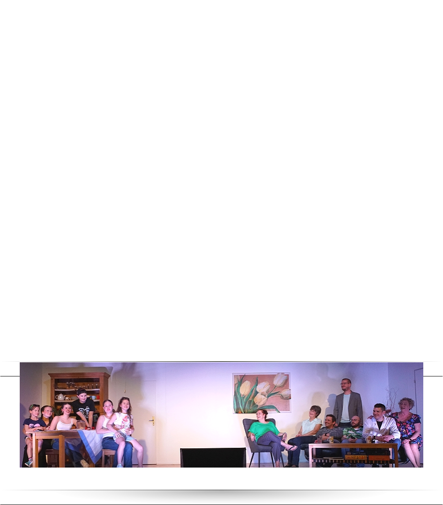 20.12.24 > Turbulent im Advent KrebsbachBühne Kaichen feiert Erfolg mit Familienkomödie „Das wird schon“  Mit den Enkeln „Mensch ärgere Dich nicht“ spielen? Dazu steht Elisabeth Freudenstätter (kokett und liebenswürdig unverschämt: Gisi Bertagnoll) absolut nicht der Sinn. Schließlich gehört sie mit fast 65 noch nicht zum alten Eisen. Ihr Verehrer Arnulf von Wurzenstein (distinguiert mit Beinknicks: Hendrik Roth) kann es jedenfalls kaum erwarten, die „liebreizende Elisabeth“ mit seinem kleinen Flitzer nach Bad Homburg auszuführen. Elisabeths jüngere Schwester Therese Immendinger (pflichtbewusst und moralisch: Ellen Beier) findet dieses Gebaren geradezu lächerlich, schließlich sind sie beide Witwen und haben sich gefälligst auch so zu benehmen! Aus Missgunst und Besorgnis heuert sie den Privatermittler Leif Clarsovejt an („Sahnesnitte“ mit dänischem Akzent: Jan-Otto Weber), der Herrn von Wurzenstein tatsächlich auf die aristokratischen Schliche kommt…  Zuvor bricht jedoch in der Wohnung von Elisabeths Tochter Marianne (warmherzig und zupackend: Rebekka Zöller) die ein oder andere turbulente Szene los, die ihren Ehemann, den Malermeister Isidor Lachner (klug und humorvoll: Robert Krieg), um sein warmes Mittagessen bringt. Nicht nur, dass Mutter Elisabeth und ihr Filius Fredo (charmant egozentrisch: Christian Hlsmann) Mariannes Wohnung im gemeinsamen Mehrfamilienhaus als ihre eigene ansehen, sie unangemeldet durch die Hintertür erscheinen und sich zum Essen einladen. Zwischendurch muss Marianne auch noch ihren Cousin Eberhard Immendinger (zerstreut-gestresst: Julian Feuerbach) unterstützen, der als alleinerziehender Vater und Fachhochschul-Dozent weder seinen Kuchen noch sein Privatleben so recht gebacken bekommt. Und schließlich wirbeln die hungrigen Kinder der beiden Familien Lachner (Luzie Weber, Frida Weber, Ida Stemmler, Felix Krieg) und Immendinger (Lara Hlsmann, Vroni Weber und Emmi Weber) durch die Szene.   Insgesamt mehr als 300 Besucher amüsierten sich an den beiden Vorstellungen des Stücks „Das wird schon!“ der KrebsbachBühne des Gesangvereins Eintracht Kaichen am zweiten Adventswochenende im Bürgerhaus. Sven Tölle und Gerd Merz hatten die Bühne in das Wohnzimmer der Familie Lachner verwandelt, ausgestattet mit liebevollen Details. Die Maske oblag Iris Frech. Für den guten Ton und das rechte Licht sorgte René Martin, aus dem Soufflier-Kasten unterstützte erstmals Hannelore Roth.   Mit der turbulenten Familienkomödie traf Regisseurin Friederike Backöfer einen Nerv. Dialoge und Charaktere waren voll aus dem Leben gegriffen, wodurch sich alle Generationen im Zuschauerraum wiederfanden. Friederike Backöfer hatte den Darstellern die Rollen auf den Leib geschrieben, denn unter dem Pseudonym Gabriel Oberbeck hatte sie einmal mehr das Stück für die KrebsbachBhne selbst verfasst. Und als sei dies nicht schon Herausforderung genug, gelang es ihr hervorragend, erstmals auch den Vereinsnachwuchs mit kleinen aber prominenten Rollen behutsam einzubinden.  Ein Familienstück im allerbesten Sinne also! Ex-Eintracht-Vorsitzender und Ehrenmitglied Michael Hahn hatte das Stück selbst in seiner Rolle als Paketbote eröffnet und dankte am Ende allen Akteuren auf, vor und hinter der Bühne sowie Hair-Design Tanja Hofmann für den Kartenvorverkauf und den Kartensponsoren Philipp Weber (4K+Wagyu) und Hanno Weber (Elektroinstallationstechnik). Der Vereinsvorstand des GV Eintracht ist stolz auf eine rundum gelungene Theatersaison!